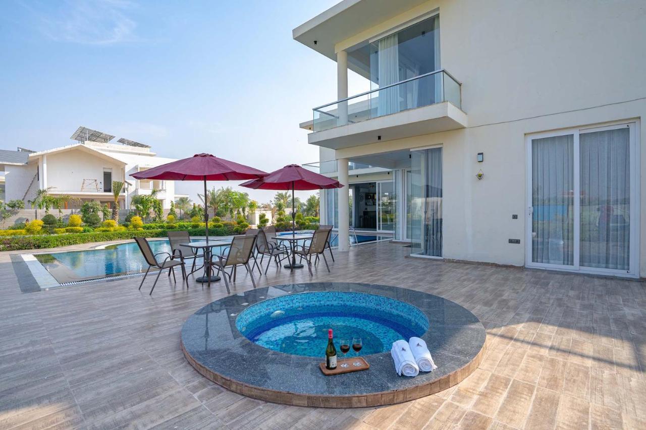 Stayvista At Le Blanc Escape W Outdoor Pool Sohna Bagian luar foto
