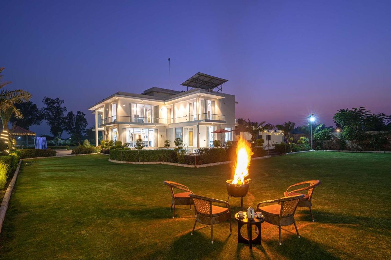 Stayvista At Le Blanc Escape W Outdoor Pool Sohna Bagian luar foto