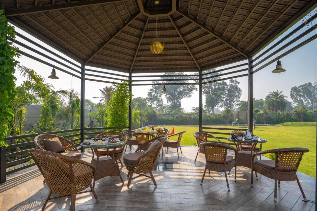 Stayvista At Le Blanc Escape W Outdoor Pool Sohna Bagian luar foto