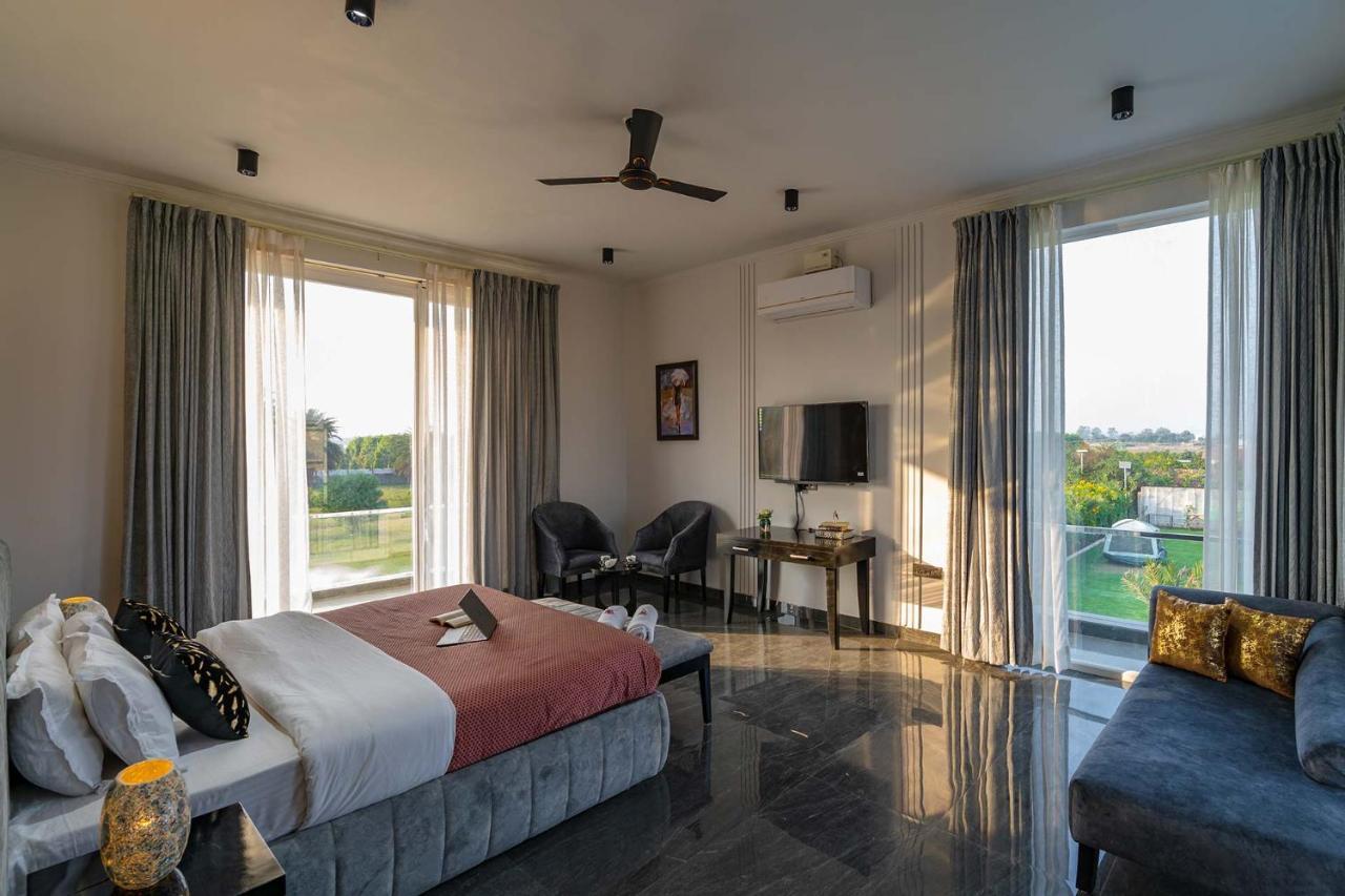 Stayvista At Le Blanc Escape W Outdoor Pool Sohna Bagian luar foto