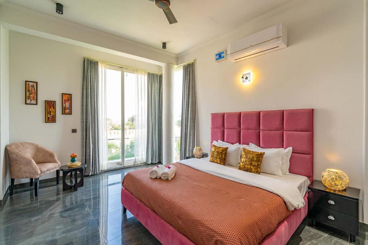 Stayvista At Le Blanc Escape W Outdoor Pool Sohna Bagian luar foto