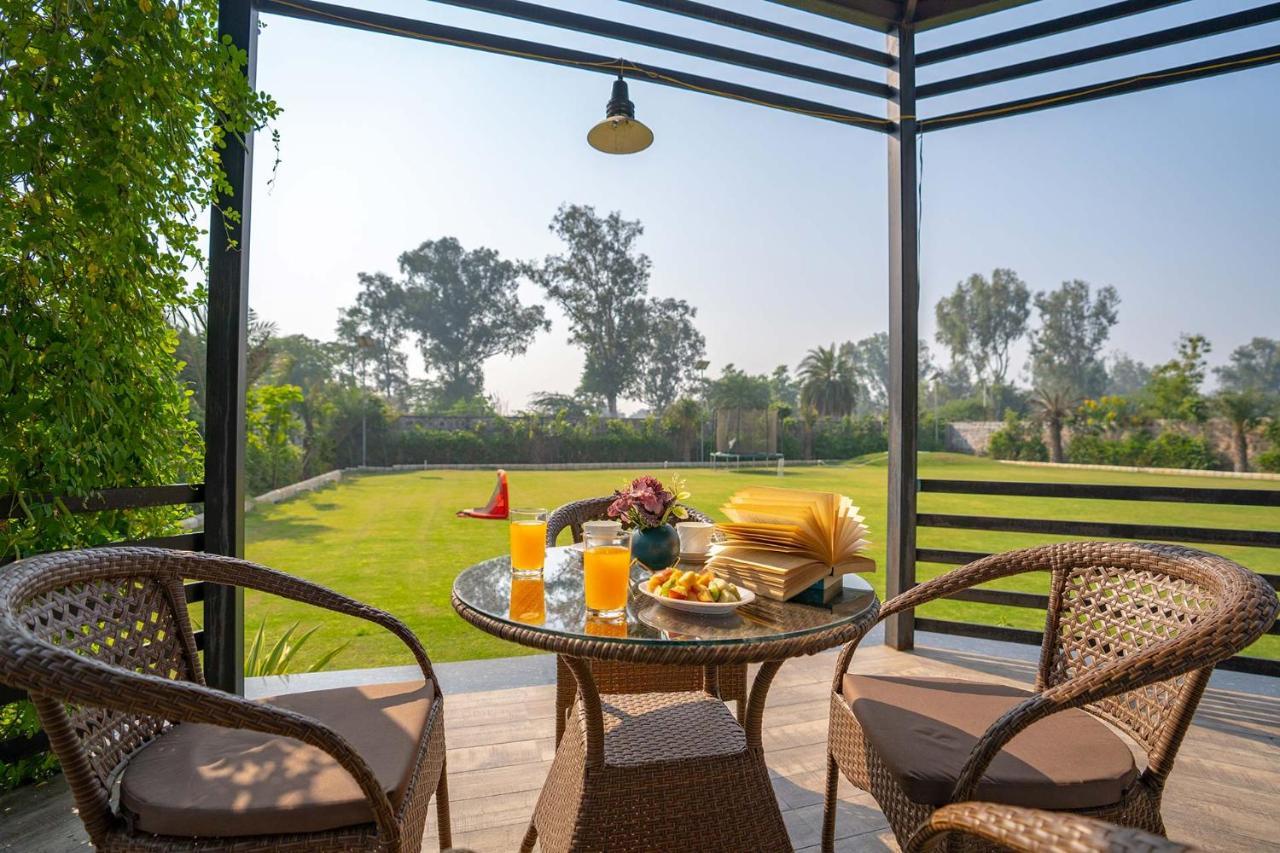 Stayvista At Le Blanc Escape W Outdoor Pool Sohna Bagian luar foto