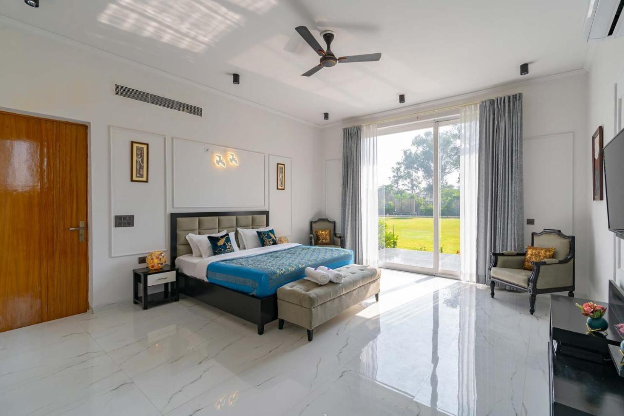 Stayvista At Le Blanc Escape W Outdoor Pool Sohna Bagian luar foto