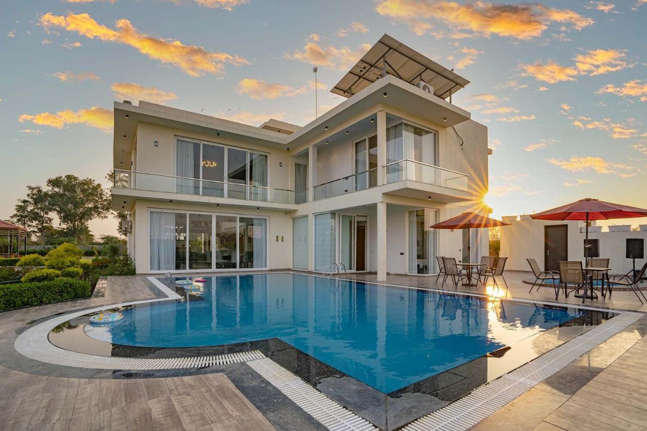 Stayvista At Le Blanc Escape W Outdoor Pool Sohna Bagian luar foto