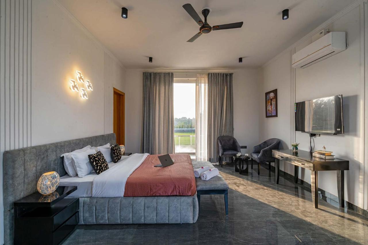 Stayvista At Le Blanc Escape W Outdoor Pool Sohna Bagian luar foto