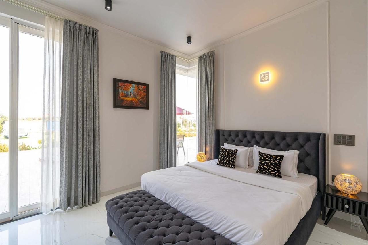 Stayvista At Le Blanc Escape W Outdoor Pool Sohna Bagian luar foto