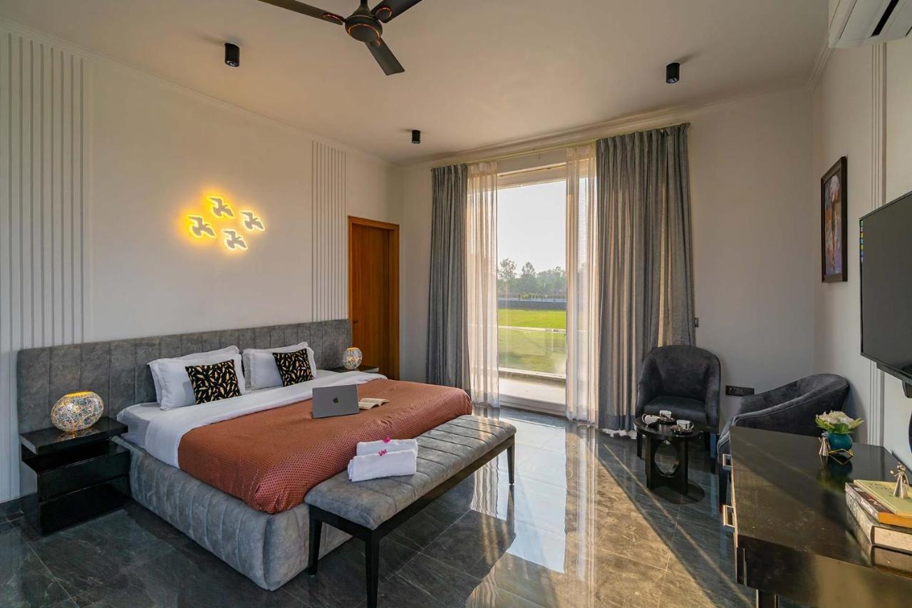 Stayvista At Le Blanc Escape W Outdoor Pool Sohna Bagian luar foto