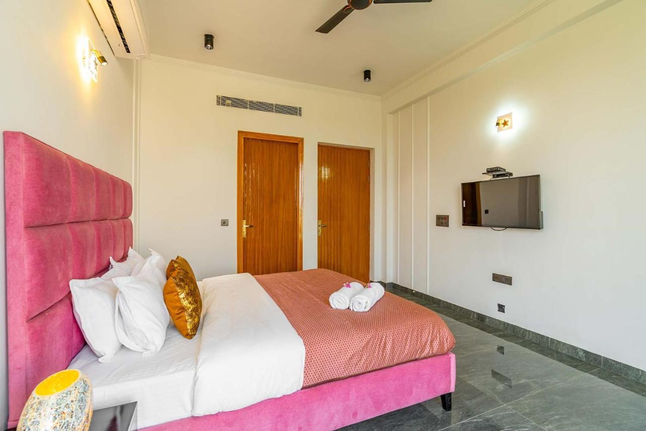 Stayvista At Le Blanc Escape W Outdoor Pool Sohna Bagian luar foto