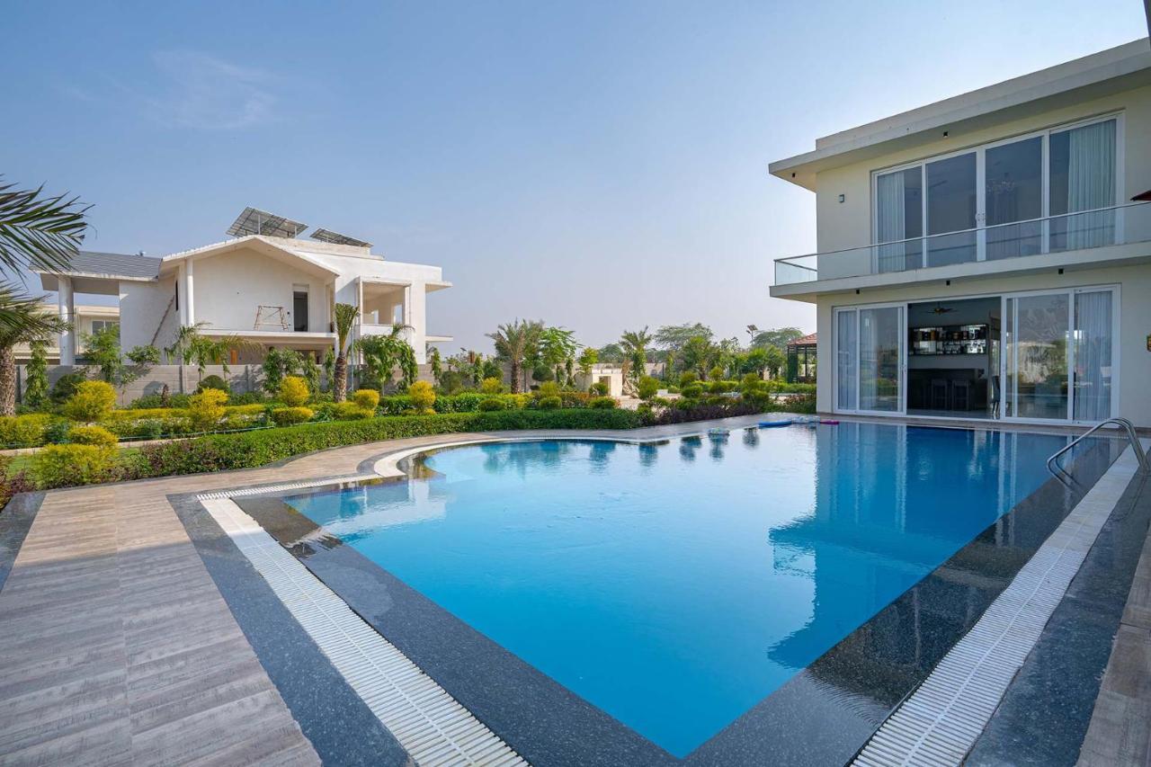 Stayvista At Le Blanc Escape W Outdoor Pool Sohna Bagian luar foto